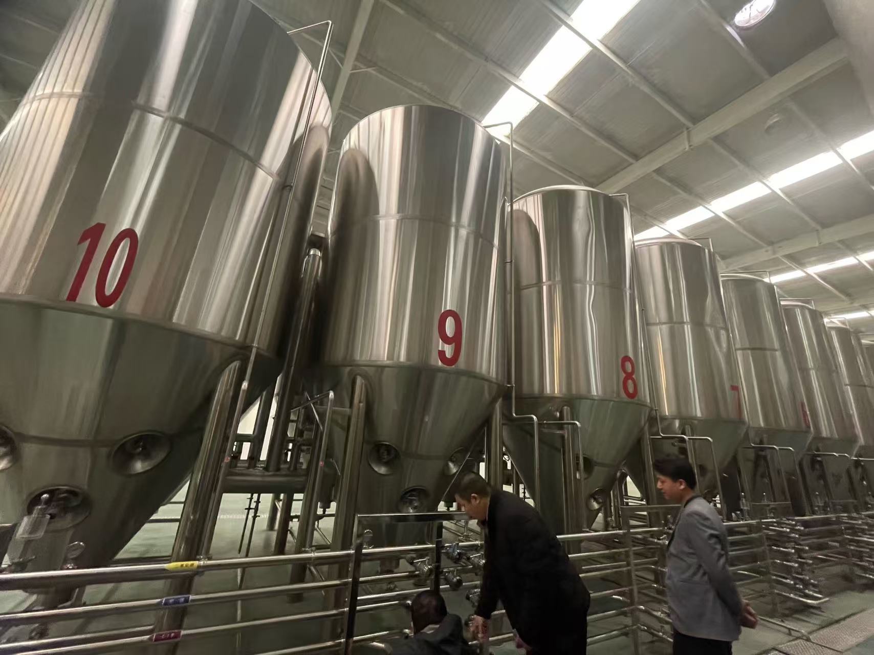 万荣精酿啤酒设备厂—平面布置、设备设计、制造、调试、培训等一条龙服务